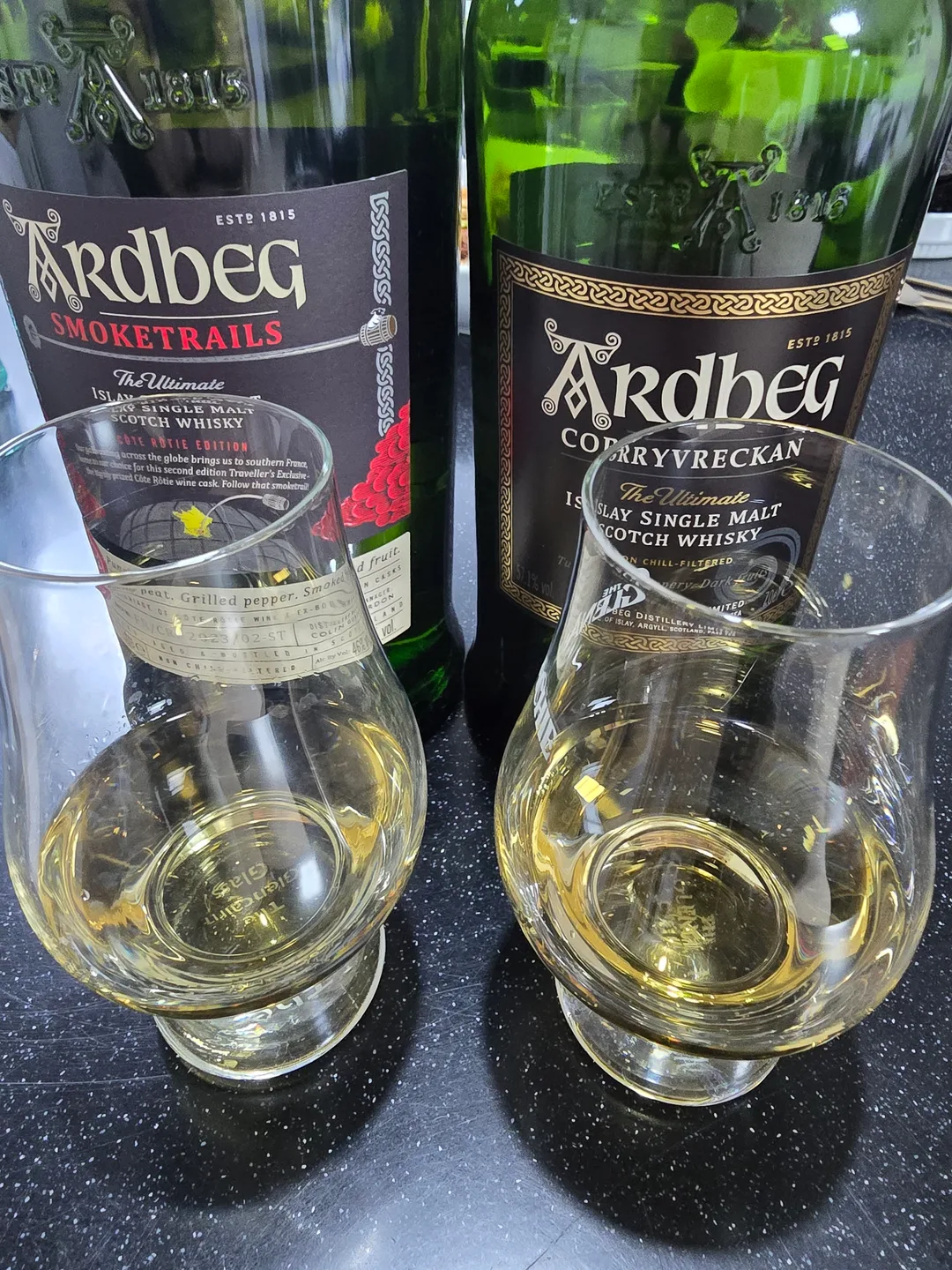 아드벡 코리브라칸 vs 스모크 트레일 (Ardbeg Corryvreckan vs Smoketrails) - 강렬한 피트와 해산물 페어링의 정수 - 사진 1