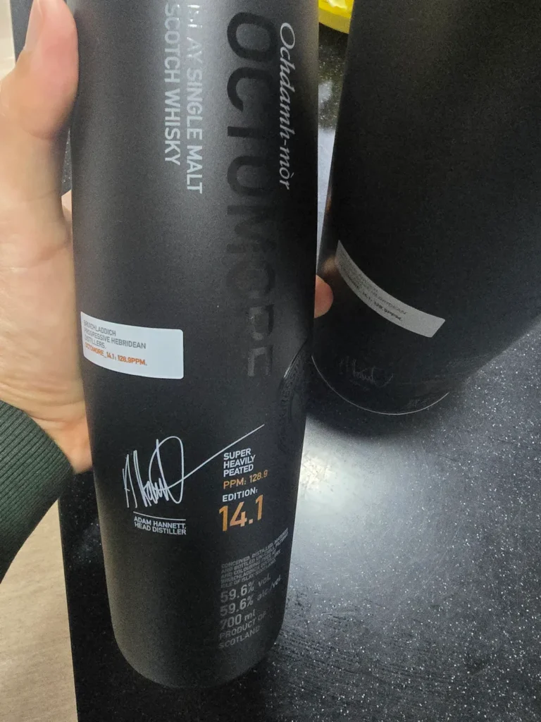 옥토모어 14.1 (Octomore 14.1) - 강렬한 피트 속 감춰진 오묘한 단맛과 짠맛의 복합미 - 사진 1
