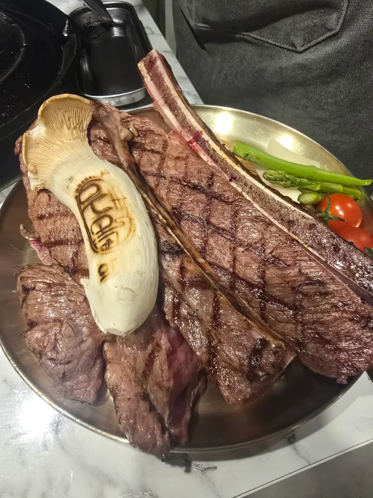 우대옥 꽃갈비 - 직원 그릴링과 깔끔한 상차림이 돋보이는 사당역 고깃집 - 사진 1